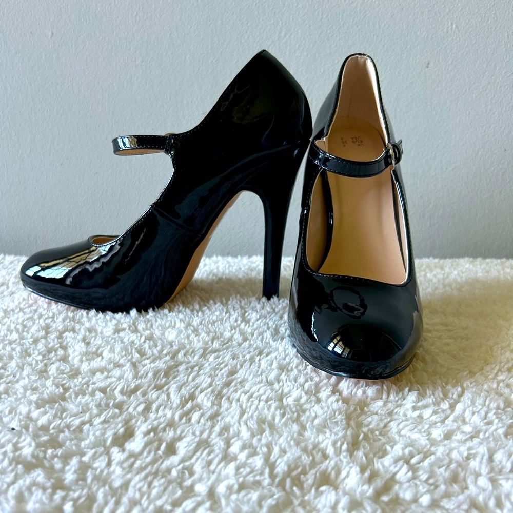 Black heels size 8